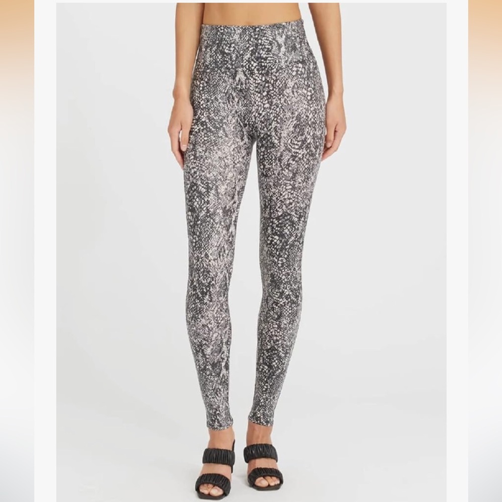 SPANX Faux Leather Snake Shine Leggings Womens Size Medium Grey Gray Stretch NEW